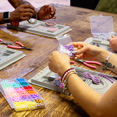 Sieraden maken activiteit Flow Dagbesteding